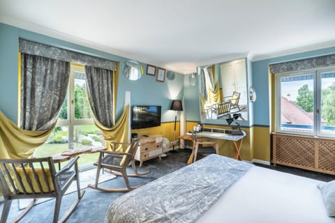 Superior Room | Minibar, in-room safe, desk, laptop workspace