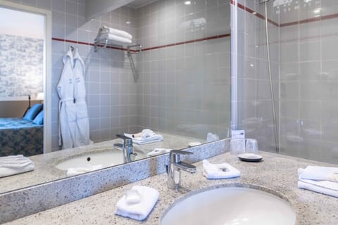 Comfort Room, 1 King Bed | Bathroom | Bathtub, free toiletries, hair dryer, bathrobes