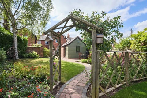 Garden Studio, Hartlebury - Host & Stay
