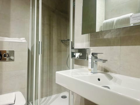 Classic with garden | Bathroom | Hair dryer, towels