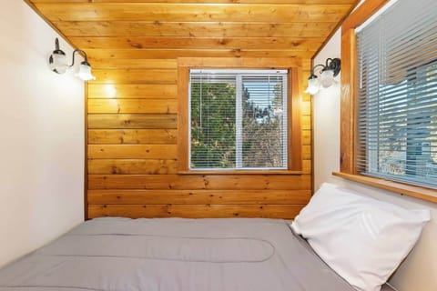 Signature House, 2 Bedrooms, Non Smoking, Patio | Individually decorated, individually furnished, laptop workspace