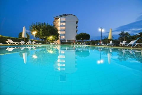Seasonal outdoor pool, sun loungers