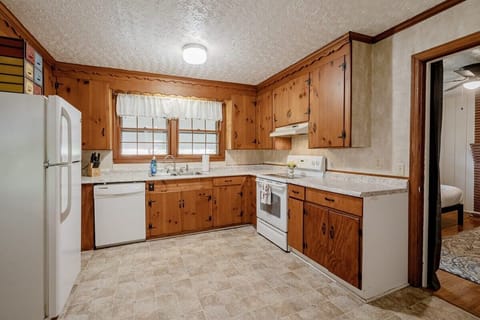 Fully-equipped kitchen