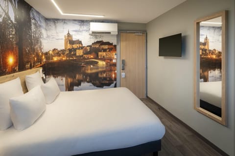 Standard Room, 1 Queen Bed, Accessible, Non Smoking | Premium bedding, desk, iron/ironing board, free WiFi