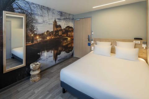 Standard Room, 1 Queen Bed, Accessible, Non Smoking | Premium bedding, desk, iron/ironing board, free WiFi