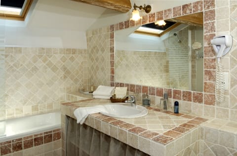 Bathtub, deep soaking tub, free toiletries, hair dryer