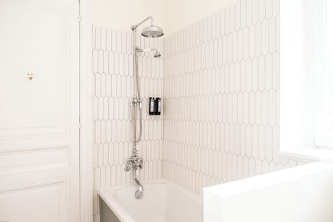 Superior Triple Room | Bathroom | Hair dryer, towels, soap, shampoo