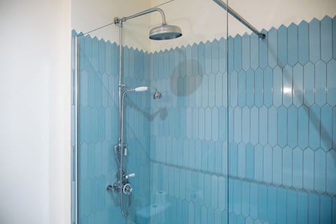 Economy Double Room | Bathroom | Hair dryer, towels, soap, shampoo