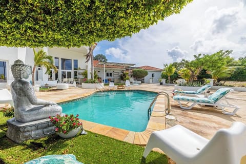 Cool off in the sparkling shared pool—ideal for soaking up the sun or unwinding after a beach day.