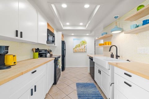 Cozy meets colorful in this beachy kitchen 💛🍽️