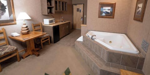 King Suite | In-room safe, blackout drapes, iron/ironing board, free WiFi