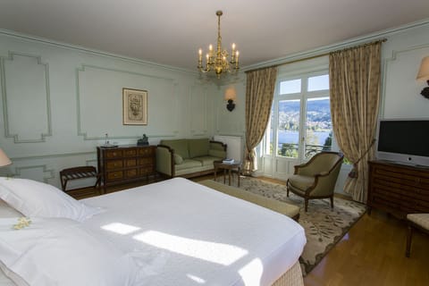 Junior Suite, 1 Queen Bed, Non Smoking (Léonie) | Pillowtop beds, minibar, in-room safe, individually decorated