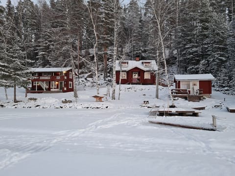 Upon arrival, a magnificent traditional log cabin and a barn (two separate buildings) await you. The main building has one bedroom upstairs. Downstairs there is a living room with a kitchen, a dressing room and a completely renovated sauna. The barn, on t