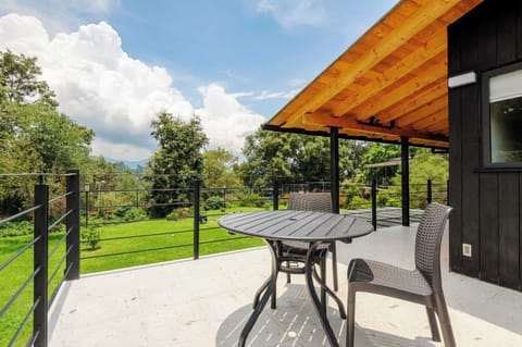 Terraza privada con comedor exterior 