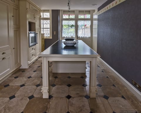 Villa, 6 Bedrooms, Fireplace, Park View | Private kitchen | Highchair