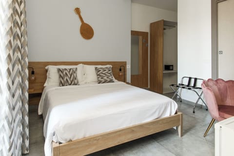 Luxury Double Room | Minibar, in-room safe, individually decorated, desk