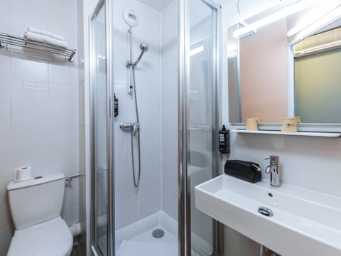 Desk, soundproofing, free WiFi, bed sheets