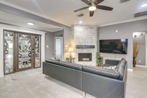 Houston Vacation Rental | 5BR | 2BA | 1,750 Sq Ft | 1 Small Step to Enter