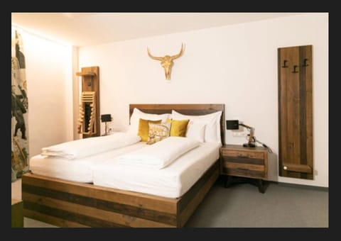 Design Suite, 1 Bedroom, Non Smoking, Mountainside | Hypo-allergenic bedding, down comforters, minibar, in-room safe