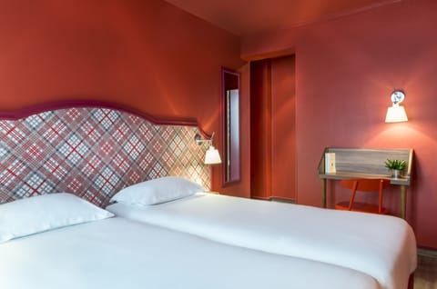 Classic Room | In-room safe, desk, blackout drapes, iron/ironing board