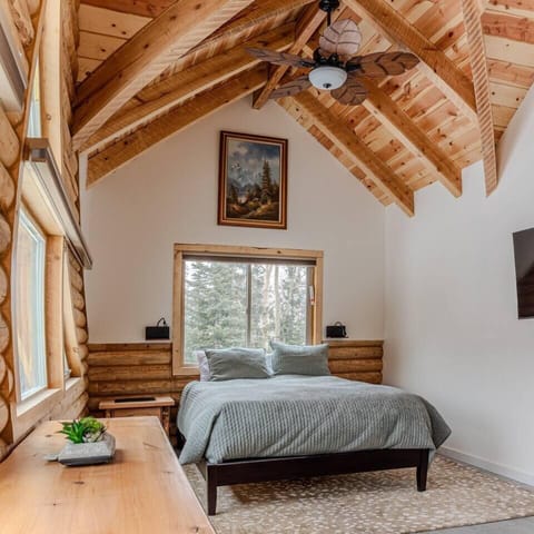 Primary bedroom - King Bed (1)