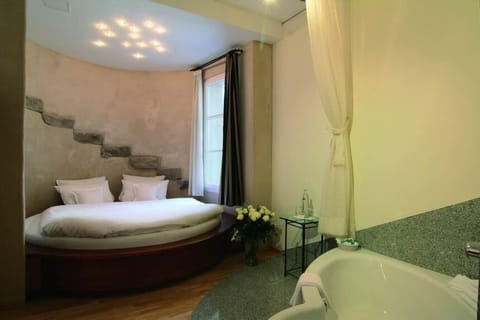 Minibar, in-room safe, individually decorated, individually furnished