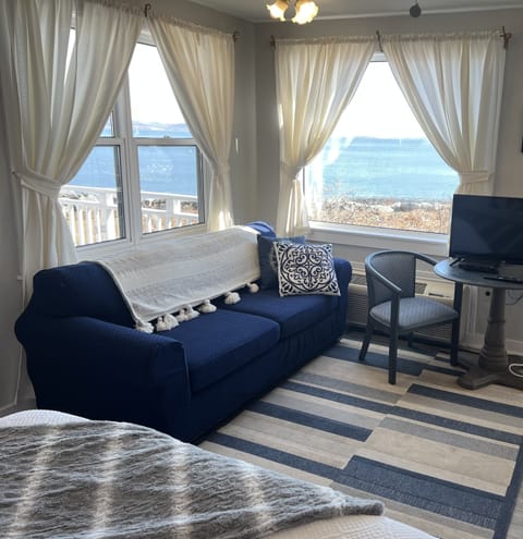 Room, 1 Queen Bed, Balcony, Ocean View | 1 bedroom, individually decorated, soundproofing, iron/ironing board