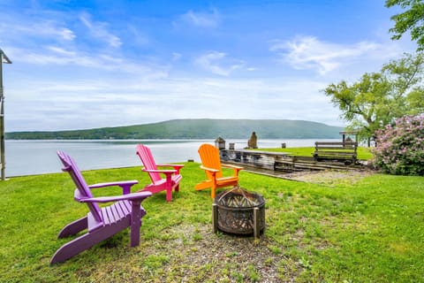 Gather around the fire with colorful Adirondack chairs and a covered seating area ๐ฅ๐ช๐จ