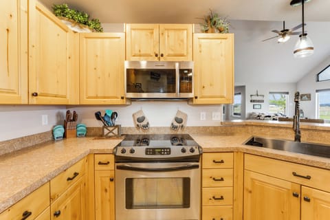 Updated stainless steel appliances | Main Level