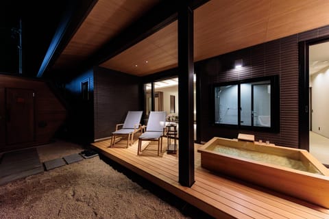 Luxury Twin Room, Non Smoking | Bathroom | Free toiletries, hair dryer, slippers, bidet