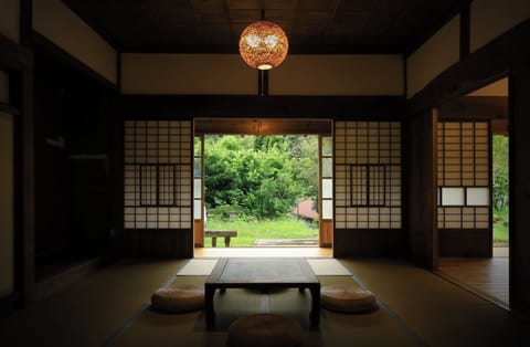 Turn a Japanese-style room into a living room