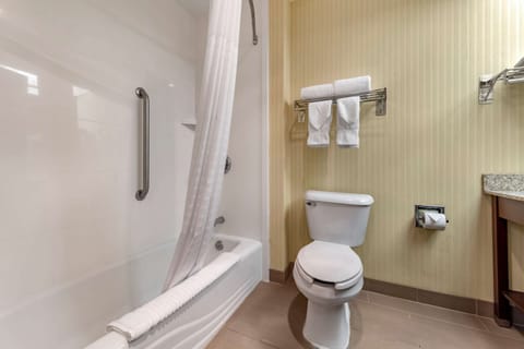 Combined shower/tub, deep soaking tub, free toiletries, hair dryer