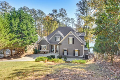 Gainesville Vacation Rental | 4BR | 4.5BA | 1 Step Required | 3,600 Sq Ft