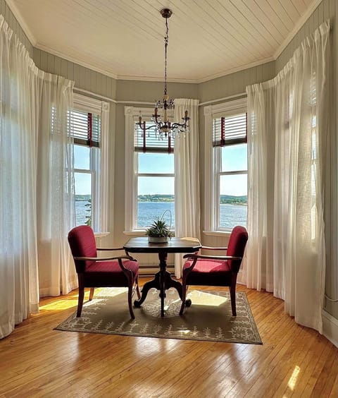 Classic Room, 1 Queen Bed, Bay View (Monseigneur) | Iron/ironing board, free WiFi, bed sheets