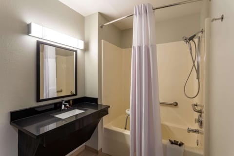 Room, 1 King Bed, Non Smoking (Mobility Accessible) | Accessible bathroom
