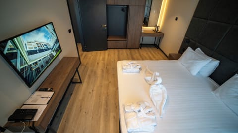 Deluxe Double or Twin Room, Mountain View | In-room safe, desk, laptop workspace, blackout drapes