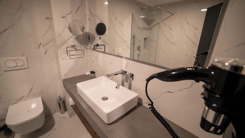 Deluxe Double or Twin Room, Mountain View | Bathroom | Shower, free toiletries, hair dryer, slippers