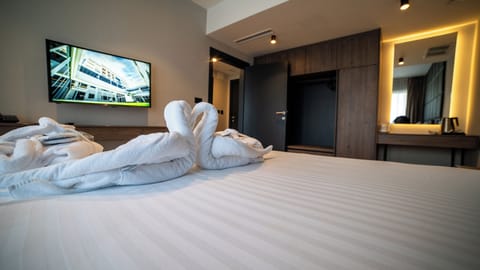 Deluxe Double or Twin Room, Mountain View | In-room safe, desk, laptop workspace, blackout drapes