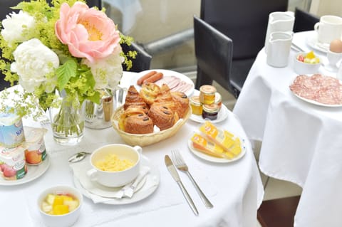 Daily buffet breakfast for a fee