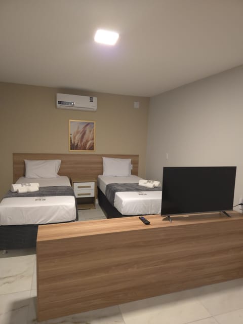 Studio | Desk, laptop workspace, free WiFi