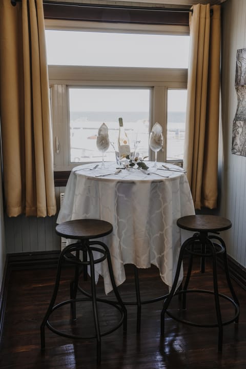 Suite Deluxe, 1 grand lit, salle de bains privée, vue océan (La Bruine Océane) | Premium bedding, desk, WiFi, bed sheets