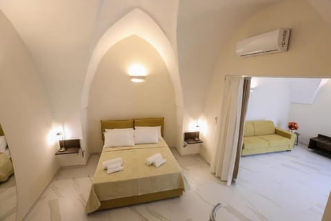 Suite | In-room safe, desk, soundproofing, free WiFi