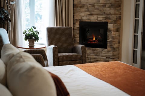 Executive Suite Plus, 1 king bed, fireplace and jetted tub | In-room safe, desk, soundproofing, iron/ironing board