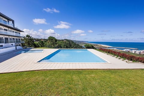 2-bedroom apartment with pool and sea view in Nazaré. Located in Pederneira, perfect for holidays with unforgettable sunsets.