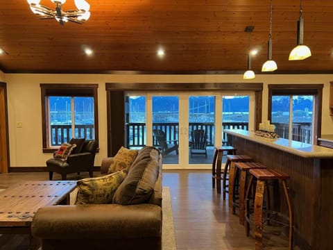 Executive Suite, 1 Bedroom, Marina View, Oceanfront | Living area | 42-inch Smart TV with digital channels, Netflix, Hulu