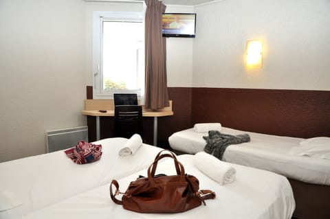 Triple Room | Desk, soundproofing, free cribs/infant beds, free WiFi