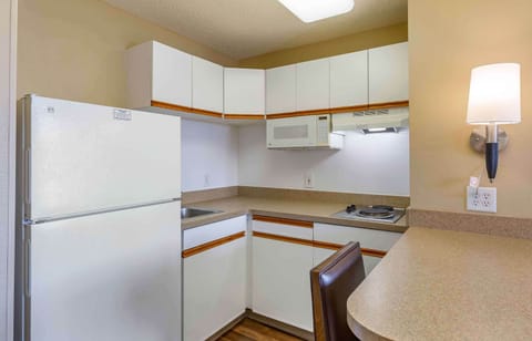 Deluxe Studio, 1 King Bed with Sofa bed, Non Smoking | Private kitchen | Fridge, microwave, stovetop