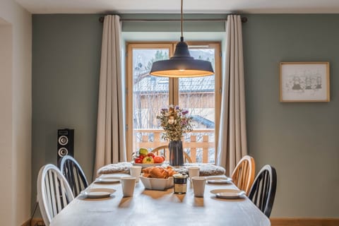 Spacious dining room for 8, ideal for enjoying raclette and fondue.