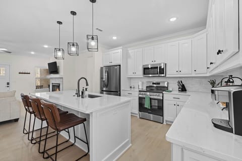 Beautiful fully stocked kitchen!