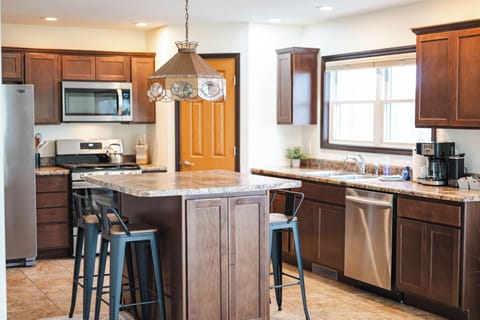 Kitchen with Island - Kitchen with Island